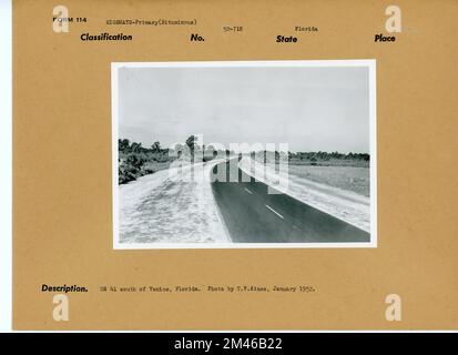 Straße in Florida. Originalunterschrift: US 41 südlich von Venedig, Florida. Foto: T. W. Kines, Januar 1952. Bundesstaat: Florida. Stockfoto
