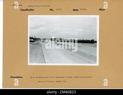 Straße in Florida. Originalunterschrift: US 19 10 Meilen nördlich von St. Petersburg, Florida. (Im Bau). Foto: T. W. Kines, Januar 1952. Bundesstaat: Florida. Stockfoto
