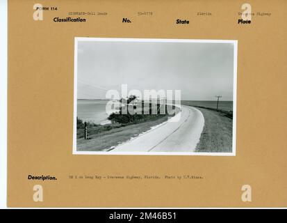 Straße in Florida. Originalunterschrift: US 1 auf Long Key - Overseas Highway, Florida. Foto: T. W. Kines. Bundesstaat: Florida. Ort: Overseas Highway. Stockfoto