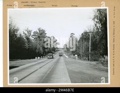 Straße in Florida. Originalüberschrift: Concrete Road on U.S. 41 in Florida, aufgenommen am 7. Februar 1946 von T. W. Kines. Bundesstaat: Florida. Stockfoto