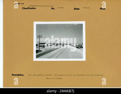 Straße in Florida. Originalunterschrift: US 1 bis Marathon, Florida. Beachten Sie, dass die Tankstelle und das Restaurant gute Eingänge haben. Foto: T. W. Kines. Bundesstaat: Florida. Stockfoto