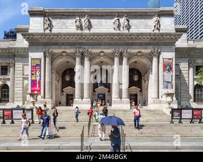 Der Haupteingang zur New York Public Library Hauptfiliale auf Manhattan Island in New York. Stockfoto