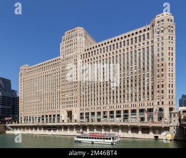 Das imposante Merchandise Mart-Gebäude mit Blick auf den Chicago River in der Innenstadt von Chicago. Stockfoto