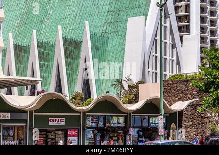 Retro-Architektur und geschwungene Dachlinie von St. Augustine by the Sea Church am Waikiki Beach in Honolulu, Hawaii. Stockfoto