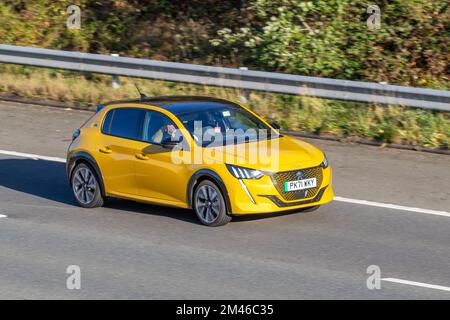 2021 Gelb PEUGEOT GT EV Elektrik 1-Gang-Schaltgetriebe auf der Autobahn M6, Großbritannien Stockfoto