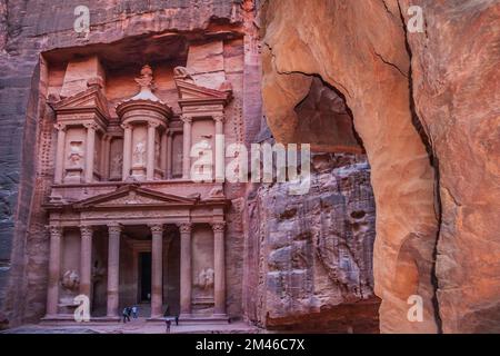 Das Schatzamt (Al-Khaznov) in der nabateanischen Stadt Petra, Jordanien, berühmt aus Indiana Jones und dem letzten Kreuzzug Stockfoto