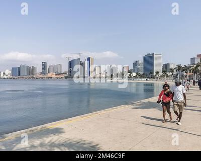 Luanda Angola - 10 09 2022 Uhr: Blick auf die Fußgängerzone am Luanda Marginal, den Lebensstil der Innenstadt, moderne Wolkenkratzer und andere Gebäude auf Luand Stockfoto