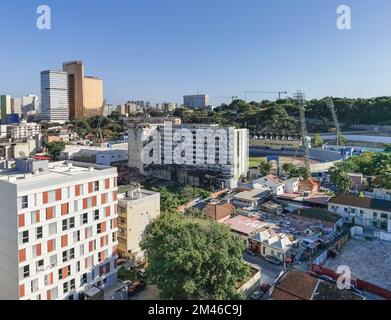Luanda Angola - 10 13 2021: Luftaufnahme der Innenstadt von Luanda, Coqueiros-Viertel, Coqueiros-Stadion, marginale und zentrale Gebäude, Ingombota, Luanda A Stockfoto