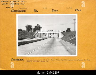 Eisenbahnüberführung über die USA #20 - Cherry Valley SuperHighway, nahe Cherry Valley, New York. Originalüberschrift: Eisenbahnüberführung über die USA #20 - Cherry Valley SuperHighway, nahe Cherry Valley, New York. Aufgenommen von T. W. Kines, August 1946. Bundesstaat New York. Stockfoto