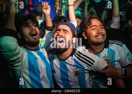 Dhaka, Bangladesch. 18.. Dezember 2022. Argentinische Fans beginnen ihre Feier, als Montiel die letzte Strafe erhält. (Foto: Rizwan Hasan/Pacific Press) Kredit: Pacific Press Media Production Corp./Alamy Live News Stockfoto