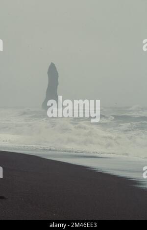Pillar Rock on Iceland Beach Landschaftsfoto Stockfoto