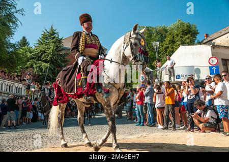 Ante Vucic, Meister der 300. alka von sinj, Kommandeur der Prozession, reitet mit 300 auf seinem Pferd. Das Alka-Festival in Signo (Sinj), Kroatien, fand am 09 statt. Stockfoto