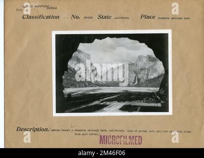 Blick auf den Wawona-Tunnel. Originalunterschrift: Wawona Tunnel im Yosemite-Nationalpark, Kalifornien. Blick auf den Bridal Veil Fall und die Cathedral Rocks vom East Portal. Bundesstaat: Kalifornien. Ort: Yosemite-Nationalpark. Stockfoto