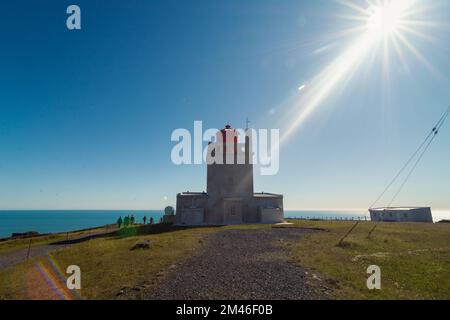 Dyrholaey Leuchtturm auf Felsenlandschaft Foto Stockfoto