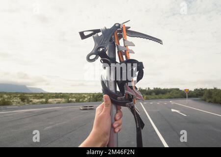 Nahaufnahme weibliche Kletterausrüstung Konzeptfoto Stockfoto