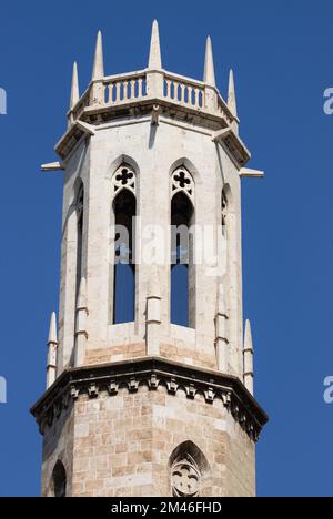 Detail des oberen Teils des Glockenturms der Gemeindekirche Santa Catalina und San Agustín in der Stadt Valencia (Spanien) ein Sommertag mit Bl Stockfoto