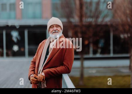 Porträt eines eleganten Seniorenmannes in der Stadt. Stockfoto