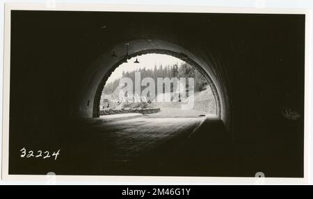 Tooth Rock Tunnel. Originalunterschrift: Columbia River Highway - Tooth Rock Tunnel - Oregon 28-A. Bundesstaat: Oregon. Stockfoto