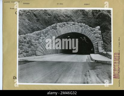 Tooth Rock Tunnel. Originalunterschrift: Columbia River Highway - Tooth Rock Tunnel - Oregon 28-A. Bundesstaat: Oregon. Stockfoto