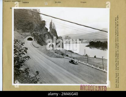 Tooth Rock Tunnel. Originalüberschrift: Tooth Rock Tunnel - Columbia River Highway - Oregon Forest Highway Project 28-A. Blick auf den West-R.-Tunnel zwischen dem alten Highway über dem Bonneville Dam auf der rechten Seite. Bundesstaat: Oregon. Stockfoto