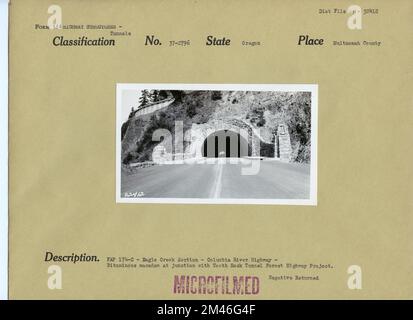 Tooth Rock Tunnel. Originalüberschrift: FAP 174-C - Eagle Creek Section - Columbia River Highway - bituminöser Macadam an der Kreuzung mit Tooth Rock Tunnel Forest Highway Project. Bundesstaat: Oregon. Ort: Multnomah County. Stockfoto