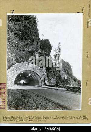 Tooth Rock Tunnel. Originalüberschrift: Columbia River Highway - Tooth Rock Tunnel - Oregon 28-A - erbaut vom U S Bureau of Public Roads 1936-1937 - Länge 833 Fuß - Straße 26 Fuß - 2 Gehwege - Tunnel hat eine spezielle Beleuchtung für Tag und Nacht - mit Beton gesäumt. Bundesstaat: Oregon. Stockfoto