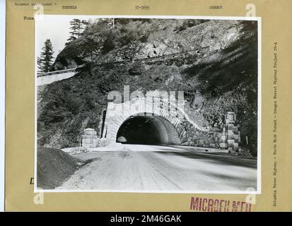 Tooth Rock Tunnel. Originalunterschrift: Columbia River Highway - Tooth Rock Tunnel - Oregon 28-A. Bundesstaat: Oregon. Stockfoto