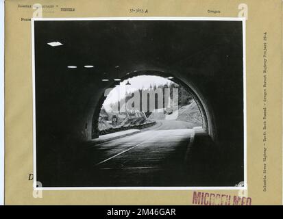 Tooth Rock Tunnel. Originalunterschrift: Columbia River Highway - Tooth Rock Tunnel - Oregon 28-A. Bundesstaat: Oregon. Stockfoto