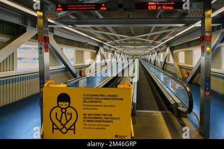 Korridore des Flughafens Fiumicino in Rom Stockfoto