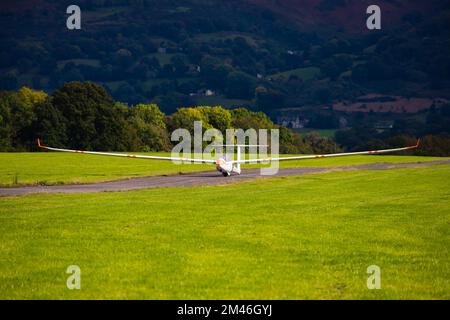 RAFGSA Duo Discus Zweisitzer Hochleistungsgleiter Segelflugzeug landet auf dem Flugplatz Lleweni Parc. Denbigh, Wales. Stockfoto