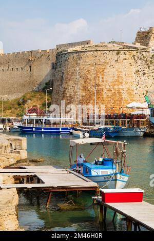 Fischer in einem traditionellen zyprischen Fischerboot in Kyrenia, Girne, Hafen unter den Mauern der Burg. Türkische Republik Nordzypern. Stockfoto