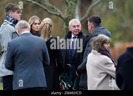 Der ehemalige Rugby-Gewerkschaftsspieler und Trainer Ian McGeechan (rechts) spricht mit Kenny Logan, Gabby Logan und seiner Familie in der Melrose Parish Church vor einer Gedenkfeier für Doddie Weir in Melrose, Schottland. Doddie Weir starb am 26.. November im Alter von 52 Jahren an einer Erkrankung der Motoneurone. Ausgabedatum: Montag, 19. Dezember 2022. Stockfoto