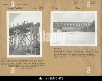 Arbeiter, die mit Osmose behandelte Terrassendielen nageln; stromaufwärts der Hauptspanne der Treatment Timber Truss Bridge. Originalunterschrift: 43-1942: Arbeiter, die mit Osmosar behandelte Terrassendielen auf der Brücke über den Sikanni Chief River in der Nähe von Fort Nelson im Norden von British Columbia nageln. Die Brücke wurde von Pedersen Brothers, Montevideo, Minnesota, unter Vertrag mit der öffentlichen Straßenverwaltung gebaut. Originalunterschrift: 43-1943: Stromaufwärts der Hauptbrücke über den Sikanni Chief River in der Nähe von Fort Nelson im Norden von British Columbia. Beachten Sie die Armeebrücke und den „Hintergrund“ der Fichte. Die Brücke Stockfoto