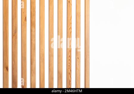 Schmale Holzlatten an einer weiß verputzten Wand als Element der modernen Einrichtung in minimalistischem Innendesign Stockfoto