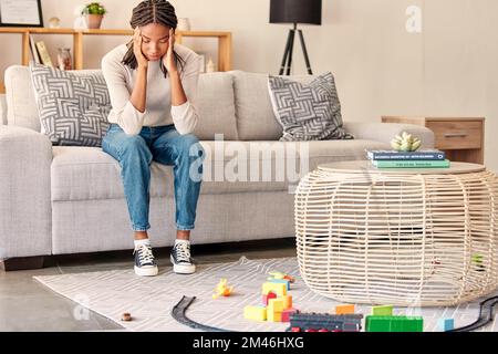 Schwarze Frau, Kopfschmerzen und psychische Gesundheit, Stress und Angst während der Depression auf dem Sofa im Wohnzimmer. Gestresste Frau, Fehler und traurige Kopfschmerzen Stockfoto