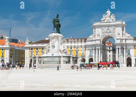 Lissabon, Portugal - 12. August 2017: Blick auf den Handelsplatz an einem sonnigen Tag mit Touristen spazieren Sie in der Nähe der Statue von König Jose I., von Machado de Castro erbaut Stockfoto