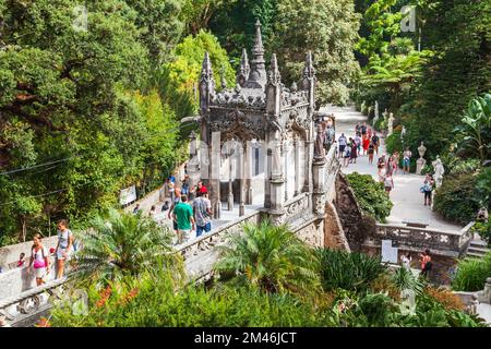 Sintra, Portugal - 14. August 2017: Touristen gehen auf der Brücke von Quinta da Regaleira, einem Anwesen in der Nähe des historischen Zentrums der Altstadt von Sintra Stockfoto