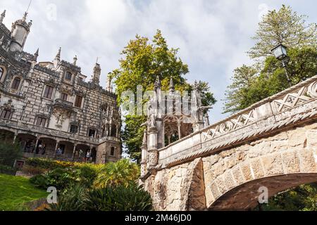 Sintra, Portugal - 14. August 2017: Touristen an der Brücke von Quinta da Regaleira, einem Anwesen in der Nähe des historischen Zentrums von Sintra. Es war kompliziert Stockfoto