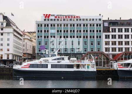 Bergen, Norwegen - 14. November 2017: Blick auf den Hafen von Bergen bei Tag mit schnellen Passagierfähren im Hafen Stockfoto