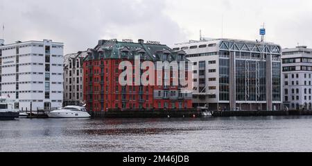 Bergen, Norwegen - 14. November 2017: Panoramablick auf den Hafen von Bergen an einem bewölkten Tag Stockfoto