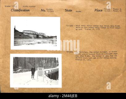 Kohlefluss. Originalunterschrift: 43-3160-Steel Truss Bridge over Coal River, Mile N-250. Rauch entsteht durch die Verbrennung von Fremdkörpern bei der abschließenden Reinigung. Originalunterschrift: 43-3161-Al. Schimberg, PRA-Brückeningenieur, an der Timberf-Brücke über Contact Creek auf der permanenten Autobahn, Meile N-305. Die alte Brücke auf der Armeestraße ist über dem linken Ende des weit entfernten Brücken-Geländers zu sehen. Staat: Alaska. Stockfoto