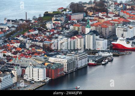 Bergen, Norwegen - 19. November 2017: Bergen Havn, Hafenviertel, Luftaufnahme an einem Tag Stockfoto