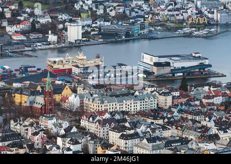 Bergen, Norwegen - 19. November 2017: Frachthafen Bergen, Luftaufnahme an einem Tag Stockfoto