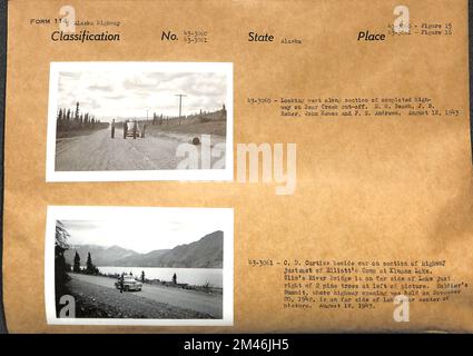 Kluane-See. Originalunterschrift: 43-3060-westlich entlang des fertiggestellten Highway am Bear Creek Cut-off. Originalunterschrift: 43-3061-C. D. Curtiss neben dem Auto auf dem Highway östlich von Elliotts Camp in Kluane Laske. Slim's River Bridge liegt am anderen Ende des Sees, gleich rechts von 2 Pinien links vom Bild. Der Soldier's Summit, auf dem am 20. November 1942 die Autobahn eröffnet wurde, befindet sich am anderen Ende des Sees in der Nähe des Bildzentrums. Staat: Alaska. Stockfoto