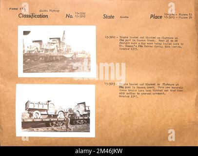 PRA Yard in Dawson Creek. Originalunterschrift: 43-3142 - (Abbildung 53) - LKWs auf dem PRA-Hof in Dawson Creek beladen und blockiert. Von 15 bis 28 Güterwagen wurden in dieser Zeit von Mr. Swaneys PRA-Truppen am Tag hierher geladen. Oktober 1943. Originalunterschrift: 43-3143 – (Abbildung 54) LKWs, die auf dem PRA-Hof in Dawson Creek beladen und blockiert sind. Beachten Sie, wie sicher diese Fahrzeuge blockiert und mit Seilen festgebunden sind, um ein Bewegen zu verhindern. Oktober 1943. Staat: Alaska. Stockfoto