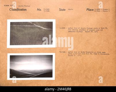 Luftaufnahme des Alaska Highway nördlich von Fort St. John; Blick auf die Rocky Mountains aus der Vogelperspektive. Originalunterschrift: 43-3180 - (Abbildung 5) Luftaufnahme des Alaska Highway nördlich von Fort St. John zeigt Kreuzung von Pioneer Road und permanenter Autobahn. August 14,1943. Originalunterschrift: 43-3181 - (Abbildung 6) aus der Vogelperspektive: Rocky Mountains, die zum ersten Mal von Fort St. aus nordwestlich zu sehen waren John an Whitehorse. 14. August 1943. Staat: Alaska. Stockfoto