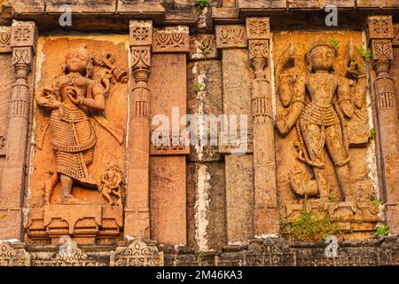 Geschnitzte Skulpturen an Ranmal Choki Walls, Idar Fort, Sabarkantha, Gujarat, Indien. Stockfoto