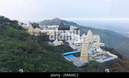 Blick auf Girnar Neminath Jain Tirth, Tempel gelten als zweitangesehenste Jain-Pilgerreise, Ginar, Junagadh, Gujarat, Indien. Stockfoto