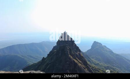 Blick auf Guru Dattatreya Paduka Mandir auf Mount Girnar, Junagadh, Gujarat, Indien. 9999 Stufen zum Tempel. Stockfoto