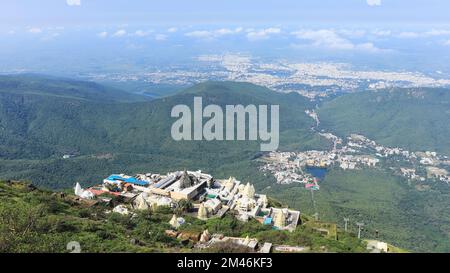 Blick auf Girnar Neminath Jain Tirth und Stadtblick auf Junagadh, Gujarat, Indien. Stockfoto